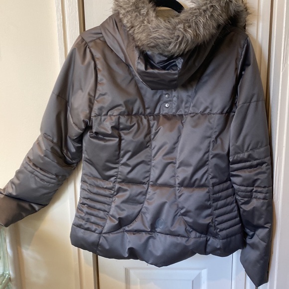 Obermeyer ski jacket with detachable hood. Like new. Size 6 - Picture 6 of 6